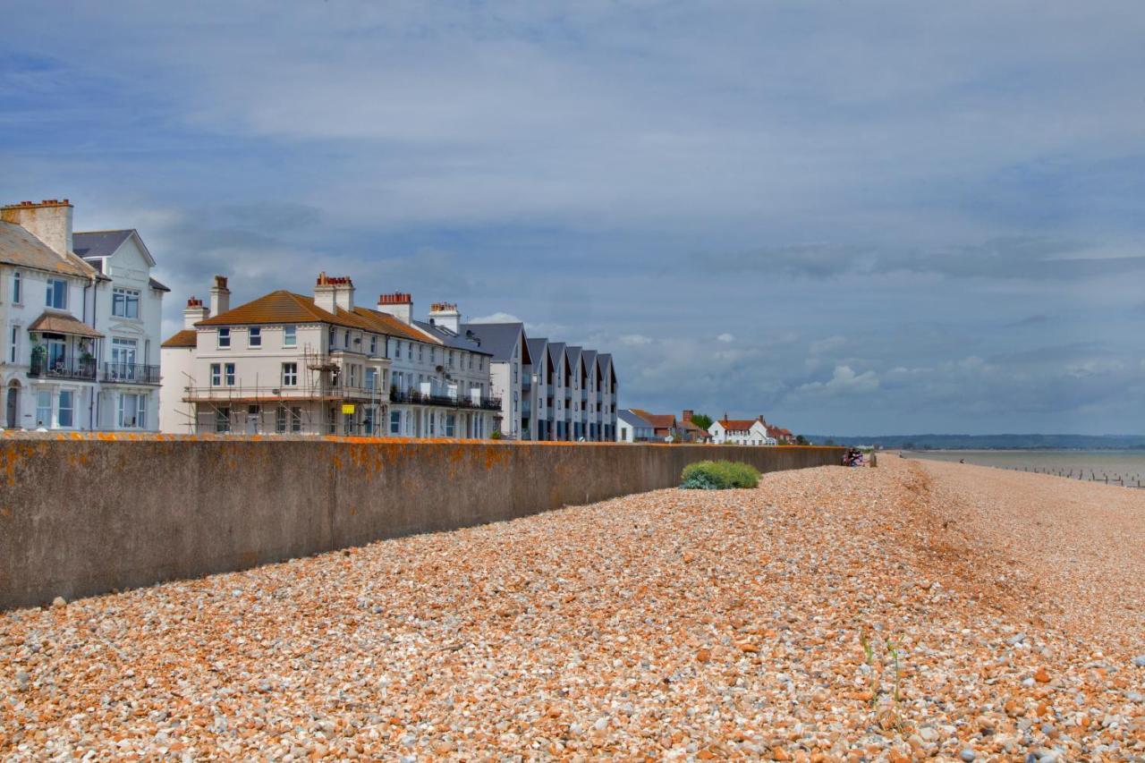 Beachfront Compact Coastal Crib, Direct Sea Views & Air Conditioning Littlestone-on-Sea Luaran gambar