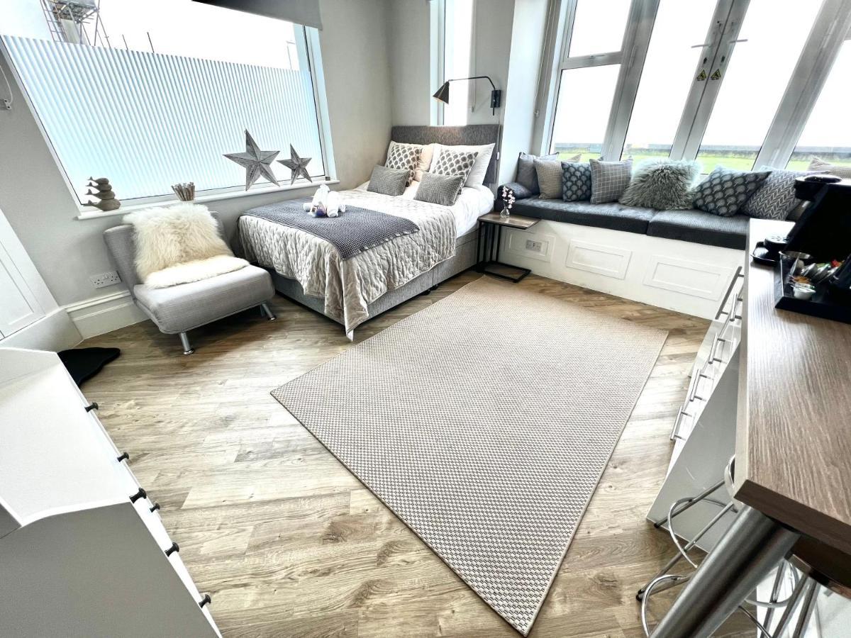 Beachfront Compact Coastal Crib, Direct Sea Views & Air Conditioning Littlestone-on-Sea Luaran gambar